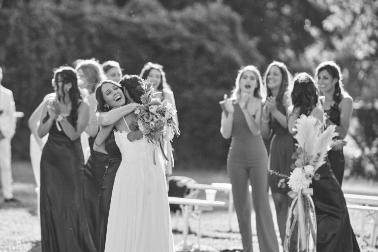Demoiselles d’honneur riant ensemble lors d’un mariage à Genève