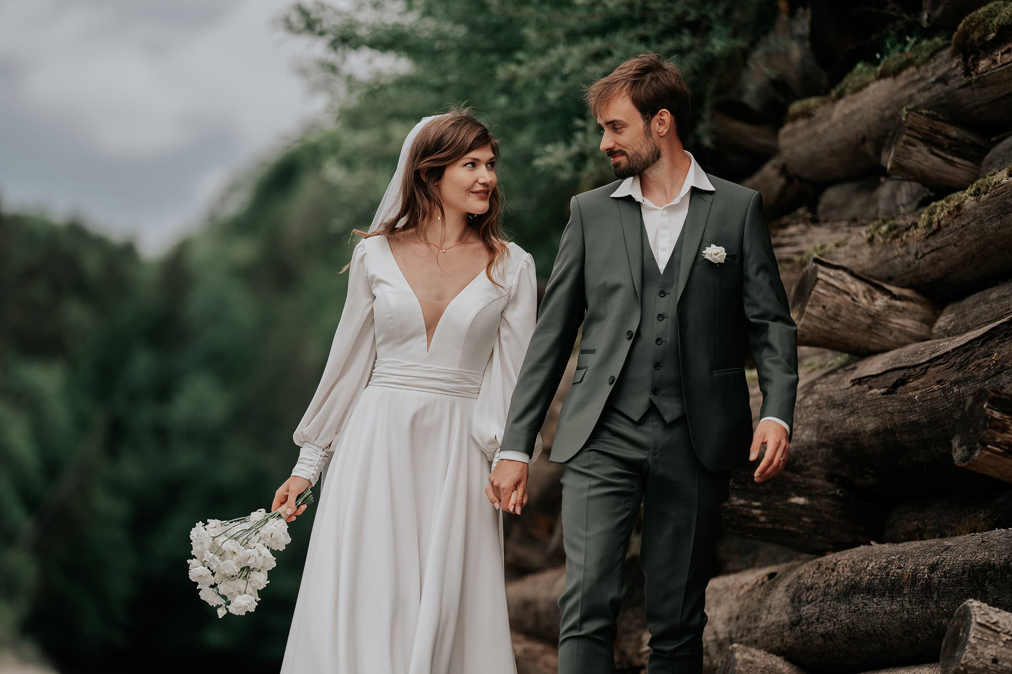 Couple de mariés posant dans un décor champêtre