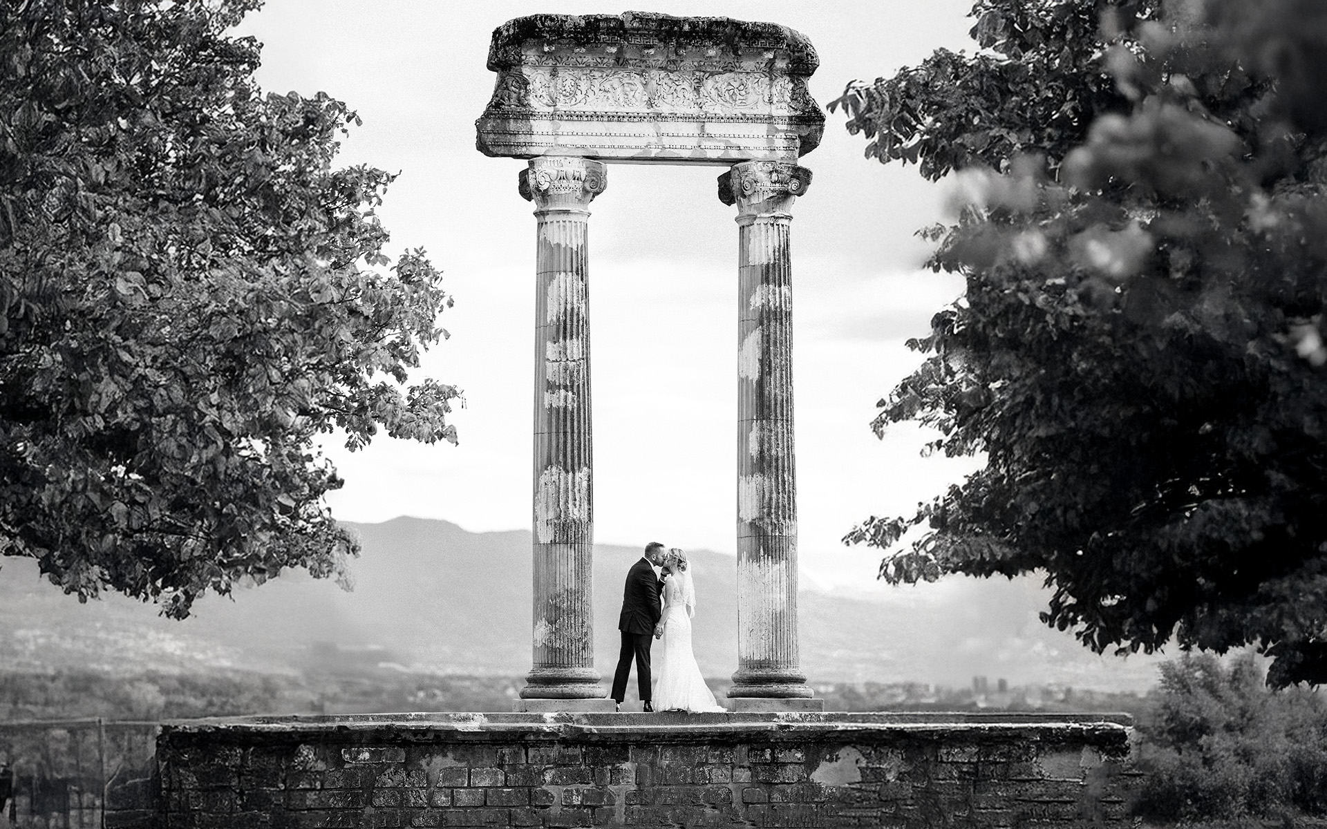 Photographe mariage Nyon – Jo Simoes capturant un couple de mariés à Nyon.
