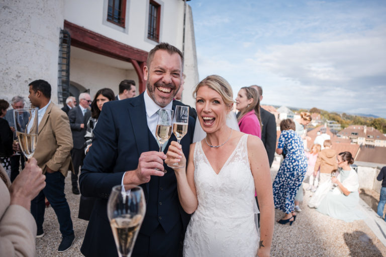 Photographe mariage Nyon – les mariés trinquent avec leurs invités