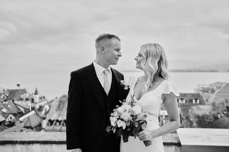 Photographe mariage Nyon – portrait romantique des mariés au bord du Léman