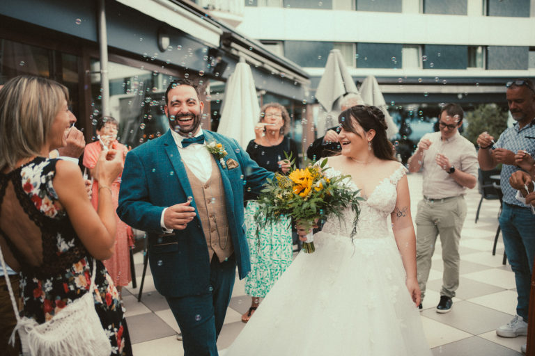 Photographe mariage Nyon – sortie de cérémonie sous les applaudissements